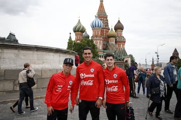 Los seleccionados chilenos Martin Rodriguez, Enzo Roco y Angelo Sagal posan en la Plaza Roja en Moscu, Rusia.