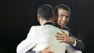 Cristiano Ronaldo y Lewandowski se saludan en los Globe Soccer Awards.