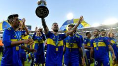 CORDOBA, ARGENTINA - MAY 22: Darío Benedetto of Boca Juniors lifts the trophy as his team becomes champions of the Copa de la Liga after winning the final match of the Copa de la Liga 2022 between Boca Juniors and Tigre at Mario Alberto Kempes Stadium on May 22, 2022 in Cordoba, Argentina. (Photo by Hernan Cortez/Getty Images)