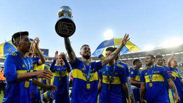 CORDOBA, ARGENTINA - MAY 22: Darío Benedetto of Boca Juniors lifts the trophy as his team becomes champions of the Copa de la Liga after winning the final match of the Copa de la Liga 2022 between Boca Juniors and Tigre at Mario Alberto Kempes Stadium on May 22, 2022 in Cordoba, Argentina. (Photo by Hernan Cortez/Getty Images)