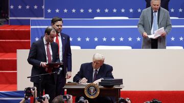 U.S. President Donald Trump signs executive orders during a rally on the inauguration day of his second Presidential term, inside Capital One, in Washington, U.S. January 20, 2025. REUTERS/Mike Segar