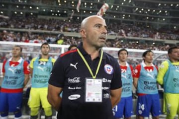 El 22 de marzo de 2013, Jorge Sampaoli debuta en las eliminatorias al mando de La Roja. Por desgracia, lo hizo con una derrota por 1-0 ante Perú en Lima. Esa fue la única caída de Chile en el camino a Brasil 2014 con el casildense en el banco.