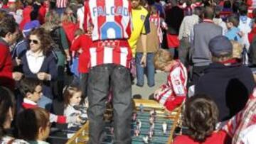 <b>INCONDICIONAL. </b>Aficionados del Atlético disfrutan en el Día de las Peñas, un encuentro que fue un éxito.