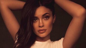 Kylie Jenner lanza en Instagram su primer selfie junto a su hija y se convierte en todo un éxito en la red social.