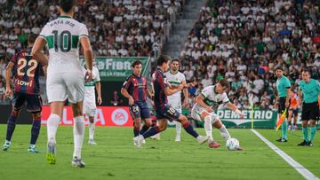 ELCHE (ALICANTE), 29/08/2025.- El centrocampista del Elche Germán Valera (d) lucha con Pablo Martínez, del Levante, durante el partido de la tercera jornada de LaLiga que Elche CF y Levante UD disputan este viernes en el estadio Martínez Valero. EFE/ Pablo Miranzo.