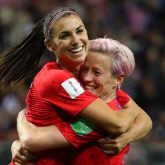Alex Morgan sets a scoring record and shakes World Cup