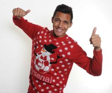 Para Navidad, Alexis Sánchez fue modelo en Arsenal de este singular chaleco.