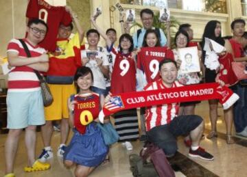 Numerosos aficionados esperaban la llegada del equipo.