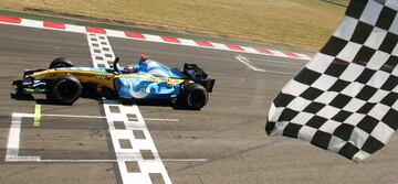 La carrera de Francia, en casa de Renault, fue un 谷xito total para Alonso en Magny Cours, sal赤a en la pole y logr車 una victoria, como dir赤a un cl芍sico, sin paliativos. Kimi, su gran rival ese a?o, arrancaba decimotercero, pero solo pudo llegar al segundo puesto. En Silverstone ser赤a se-gundo, mientras que en Alemania lograr赤a el triunfo en una de esas carreras en las que se demostraba que el motor Mercedes era m芍s r芍pido que el V10 del Renault, pero menos fia-ble.