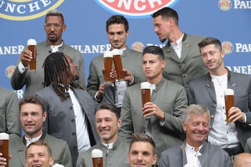 El Bayern presenta su vestimenta para el Oktoberfest