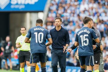 Al estar con uno menos, Xabi Alonso pide a los suyos estar juntos.