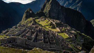 La ciudad de Machu Picchu fue construida en una montaña sagrada del mismo nombre por el emperador inca Pachacútec. Data de 1450 y es un auténtico prodigio de la arquitectura y la ingeniería.
Machu Picchu fue una demostración del poder del emperador Pachacútec, cuyo nombre quiere decir aquel que rehace el mundo. Al mismo tiempo, era un lugar religioso y que servía de descanso para la élite incaica.