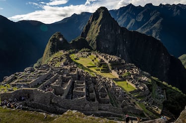 La ciudad de Machu Picchu fue construida en una montaña sagrada del mismo nombre por el emperador inca Pachacútec. Data de 1450 y es un auténtico prodigio de la arquitectura y la ingeniería.
 Machu Picchu fue una demostración del poder del emperador Pachacútec, cuyo nombre quiere decir 'aquel que rehace el mundo'. Al mismo tiempo, era un lugar religioso y que servía de descanso para la élite incaica.
