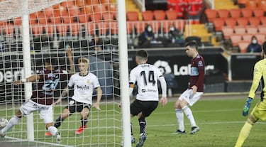 La pelota entra en la porter¨ªa ante la tenta mirada de Wass y Gay¨¤