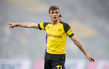 Recaló en el conjunto alemán procedente del juvenil A del Fútbol Club Barcelona a cambio de tres millones de euros.