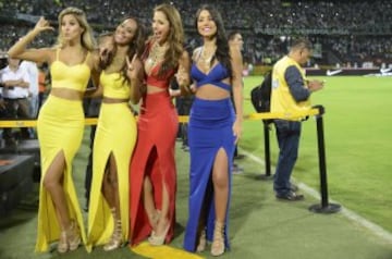 Un grupo de modelos posa en el cesped antes del partido de la Copa de la Superliga colombiana entre el Atlético Nacional y el Deportivo Cali. 
