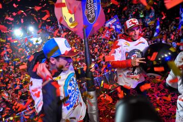 Marc y Álex Márquez, los flamantes campeones del mundo de MotoGP y Moto2 respectivamente, celebran en su Cervera natal sus títulos.