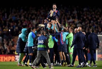 Homenaje a Piqué después del partido.
