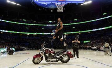 Derrick Williams salta sobre una moto durante el Concurso de Mates de 2012.