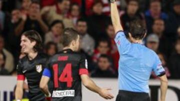 AMONESTADO. Filipe ve la tarjeta amarilla ante el Granada.