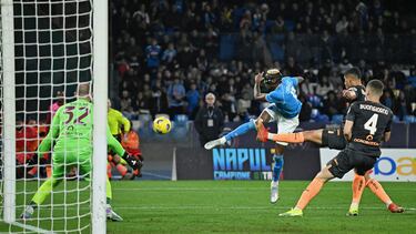 Napoli (Italy), 08/03/2024.- Napoli'Äôs Victor Osimhen (C) shoots on goal during the Italian Serie A soccer match SSC Napoli against Torino FC in Naples, Italy, 08 March 2024. (Italia, Nápoles) EFE/EPA/CIRO FUSCO