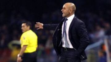 El entrenador del Rayo Vallecano, Paco Jémez, da instrucciones a sus jugadores durante el partido de Liga en Primera División ante el Celta de Vigo, disputado esta noche en el estadio de Balaídos.