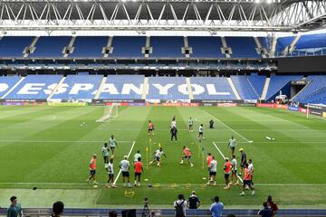 Los jugadores de Brasil, este viernes sobre el césped del estadio del Espanyol.