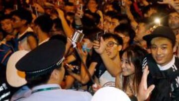 Más de 400 aficionados chinos acudieron al aeropuerto de Guangzhou para dar la bienvenida al Madrid.