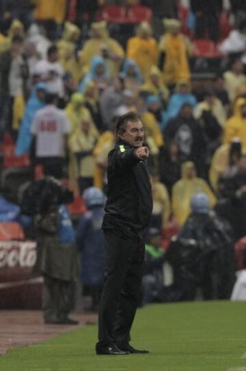 MEX409. CIUDAD DE MÉXICO (MÉXICO), 24/09/2016.- El director técnico del América, Ricardo Lavolpe, da instrucciones a sus jugadores hoy, sábado 24 de septiembre de 2016, durante un partido entre América y Pumas por la jornada once del Torneo Apertura del fútbol mexicano, en el estadio Azteca de Ciudad de México (México). EFE/Alex Cruz
