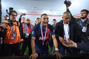 Kylian Mbappé, consigue la Copa de Francia con el PSG tras ganar al Olympique de Lyon.