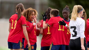 Vicky López celebra con Paula Comendador uno de los goles de la Selección española Sub-17 a Estonia en un amistoso en Las Rozas.