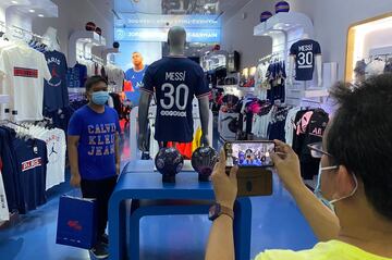 Numerosos aficionados del Paris Saint-Germain se han agolpado en la puerta de la tienda oficial del estadio para conseguir una camiseta del astro argentino.