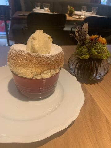 Imagen de un soufflé de vainilla y armagnac con helado de vainilla.