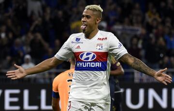 Antes de que su salida se convirtiera en el gran problema del club en el mercado, Mariano llegó a ser un delantero muy cotizado en Europa. Se lo ganó a pulso en el Lyon, donde se fue en busca de los minutos que no iba a tener en el Madrid y lo aprovechó: 21 goles en 48 partidos. Los 8 millones que pagó el equipo francés fueron una cifra rebajada a cambio de una plusvalía o una opción de tanteo ante una futura venta. El Madrid activó la segunda opción cuando el Sevilla quiso llevárselo por 33 millones y pagó 21 por recuperarlo.