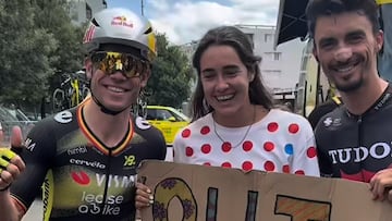 Wout Van Aert y Julian Alaphilippe posando con la dueña de la pancarta.