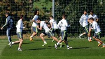 Enzo Zidane, aparece a la derecha de la imagen entre Lucas Vázquez y Benzema, durante el entrenamiento