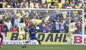 El riflazo de Osvaldo Martínez con el que América empató el juego.