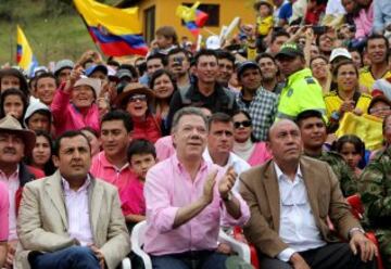 El presidente de Colombia, Juan Manuel Santos (c), celebra el título de campeón del colombiano Nairo Quintana en el Giro de Italia en Combita, departamento de Boyacá, Colombia. Al grito de "Campeón, Nairo campeón", el pueblo de agricultores del centro de Colombia, estalló en júbilo para celebrar la hazaña conseguida por su hijo ilustre, el primero de un ciclista latinoamericano en esa carrera. 