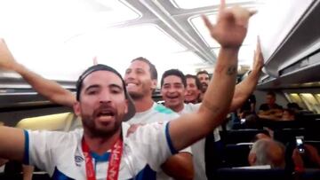 El regreso más alegre de la UC: cantos y bailes arriba del avión