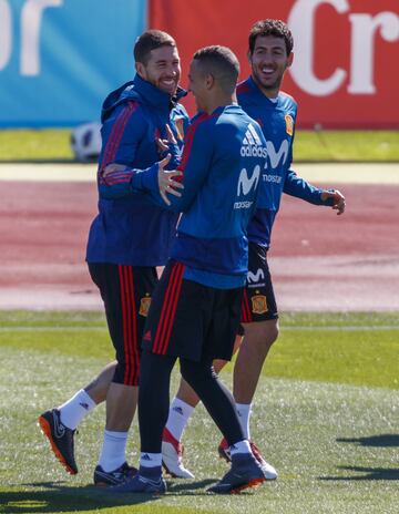 Sergio Ramos junto a Rodrigo Moreno y Dani Parejo. 