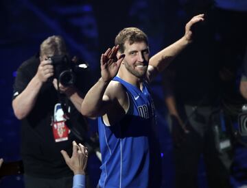 El jugador alemán de los Dallas Mavericks, tras meter 30 puntos ante los Suns, anunció su retirada y disfrutó y emocionó con su último partido en casa.