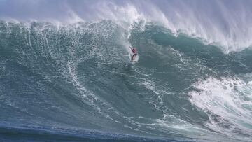 El surfista hawaiano BIlly Kemper surfeando una ola gigante en Jaws durante el Jaws Challenge disputado en Pe&#039;ahi, Maui, Haw&aacute;i (Estados Unidos). Campeonato de olas grandes del Big Wave Tour de la World Surf League (WSL) 2018. 