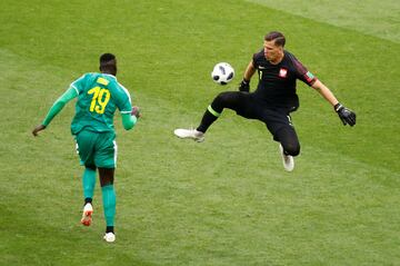 El portero polaco Wojciech Szczesny no para el bal¨®n que acaba en gol del senegal¨¦s M'Baye Niang.