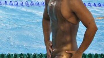 El nadador español Melquiades Alvarez fue descalificado de la prueba de 200 metros braza por nado irregular.