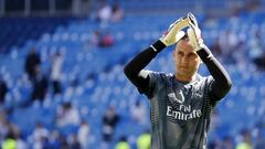 El portero costarricense se ha despedido de la afición del Real Madrid. En la imagen saludando a los aficionados blancos presentes durante el calentamiento del Real Madrid.