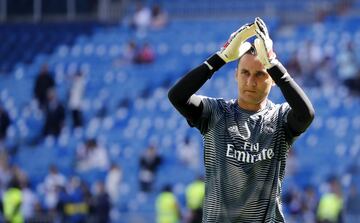 El portero costarricense se ha despedido de la afici¨®n del Real Madrid. En la imagen saludando a los aficionados blancos presentes durante el calentamiento del Real Madrid.
