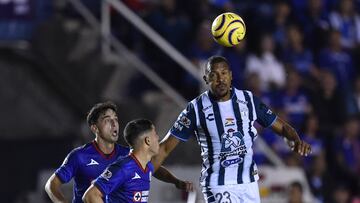 Cruz Azul's Erik Lira (C) fights for the ball with Pachuca's Jose Rondon (R) during the Mexican Clausura football tournament match between Cruz Azul and Pachuca at Ciudad de los Deportes stadium in Mexico City, on January 13, 2024. (Photo by Rodrigo Oropeza / AFP)