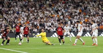 1-0. El inglés inicia la jugada con Mbappé que centra a Vinicius, alcanza la línea de fondo y cuelga el balón. Rodrygo, de cabeza, estrella el esférico al palo creando una segunda jugada en la que Kylian remata y rechaza Greif. En el rebote, Bellingham aprovecha para anotar con derecha.