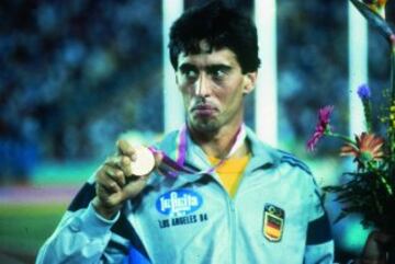 Si en Mosc¨² fue Llobert quien hizo historia, cuatro a?os m¨¢s tarde el atletismo espa?ol seguir¨ªa dando peque?os pasos, esta vez con su segunda medalla en unos JJ.OO., el bronce de Jos¨¦ Manuel Abascal en una de las pruebas reinas, los 1.500 metros.