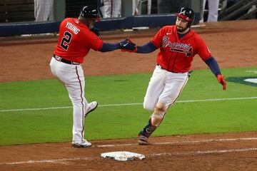 Las carreras se produjeron gracias a una remolcada de Austin Riley en la tercera entrada y un cuadrangular en solitario de Travis d’Arnaud en la parte baja de la octava entrada.